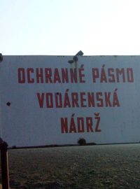 Cedule upozorňující na přehradu - Ochranné pásmo - vodárenská nádrž