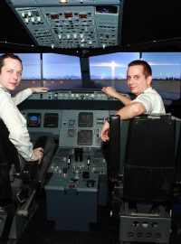 Piloti v leteckém simulátoru