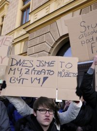 Proti rozhodnutí Akreditační komise protestovalo před budovou plzeňských práv asi 300 studentů