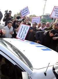 Palestinští demonstranti obklopili konvoj generálního tajemníka OSN Pan Ki-muna při příjezdu z Izraele do Gazy