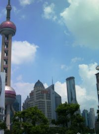 Mrakodrapy v Šanghaji před nimi Oriental Pearl Tower, Lujiazulská finanční čtvrť