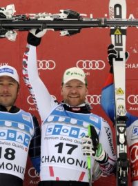 Tři nejlepší sjezdaři v Chamonix: zleva Bode Miller, vítěz Klaus Kröll a Didier Cuche