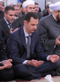 Bašar Asad (uprostřed) při modlitbě v rámci oslav narození proroka Mohameda