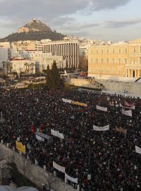 Atmosféra na aténském náměstí Syntagma stejně jako v budově parlamentu je napjatá.