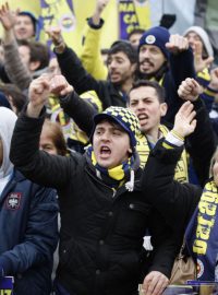 Fanoušci Fenerbahce přišli představitele klubu podpořit před budovu soudu