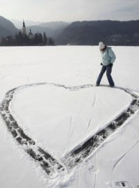 Svátek svatého Valentýna; srdce; láska; vztahy; led; sníh; zima; mráz