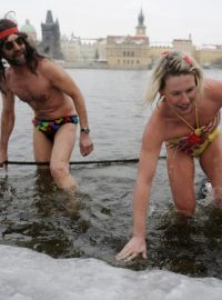 Součástí Hippies festivalu bylo i koupání v ledové Vltavě