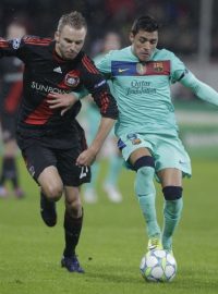 Dva střelci. Michal Kadlec z Leverkusenu (vlevo) se trefil jednou, barcelonský Alexis Sanchez dvakrát