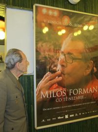 Jeden z pamětníků si prohlíží plakát, na kterém je Miloš Forman