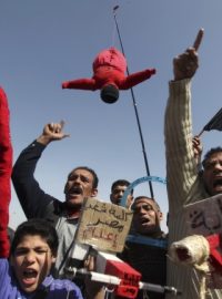 Trest smrti pro Mubaraka požadovaly stovky lidí před soudní budovou