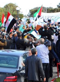 Demonstrace příznivců Bašára Asada v Tunisu před hotelem Kartago, místem konference o budoucnosti Sýrie