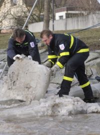 Hasiči v Moravičanech na Šumpersku rozbíjeli ledy nahromaděné v korytě řeky Třebůvky