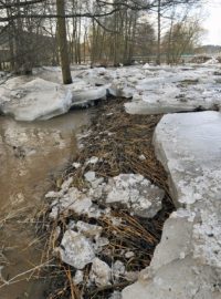 Kry nahromaděné v korytě řeky Třebůvky v Jeřmani u Bouzova na Šumpersku způsobily rozlití řeky do luk kolem obce
