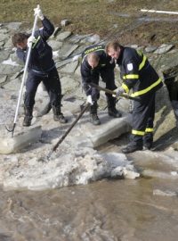 Hasiči v Moravičanech na Šumpersku rozbíjeli ledy nahromaděné v korytě řeky Třebůvky