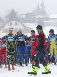 Ředitel Šumavského skimaratonu Karel Hudeček kontroluje závodníky před startem na trať 20 km.