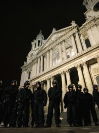 Policie vyklízí stanové městečko hnutí Okupujte Londýn před katedrálou sv. Pavla
