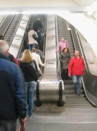 eskalátor, pojízdné schody, metro Praha