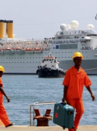 Poškozená loď Costa Allegra zakotvila v seychelském přístavu