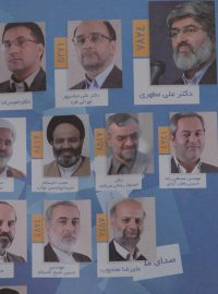 Konzervativní kandidáti, kteří z pravicových náboženských pozic kritizují prezidenta Ahmadínežáda