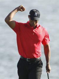 Tiger Woods se raduje z jednoho ze svých povedených úderů v posledním kole