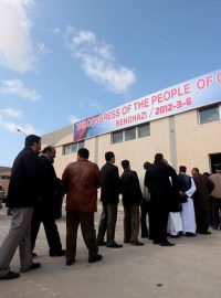 Lidé stojí ve frontě, aby se zúčastnili zakládající konference o autonomii východní Libye v Benghází
