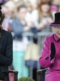 Britská královna Alžběta II. a vévodkyně z Cambridge na návštěvě v Leicesteru