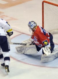 Čtvrtfinále play off hokejové extraligy, 2. zápas, HC ČSOB Pojišťovna Pardubice - HC Vítkovice Steel 9. března v Pardubicích. Útočník Vítkovic Viktor Ujčík proměňuje nájezd na brankáře Dušana Salfického