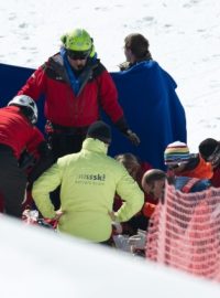 Záchranáři se snaží oživit kanadského skikrosaře Zoricice, ten ale zraněním podlehl