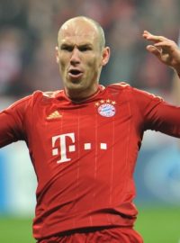 Arjen Robben oslavuje gól, kterým poslal Bayern Mnichov proti Basileji do vedení 1:0