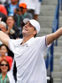 Americký tenista John Isner slaví vítězství v semifinále turnaje v Indian Wells, kde porazil Novaka Djokoviče