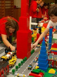 Děti staví město z lega v rámci Legoprojektu.