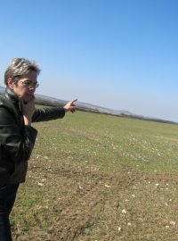 Susanna Machacová ukazuje pole, kde chce společnost OMV provést první průzkumné vrty