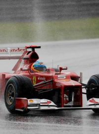 Fernando Alonso s ferrari nečekaně ovládl Velkou cenu Malajsie