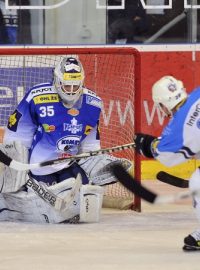 Třetí zápas semifinále play off hokejové extraligy HC Kometa Brno - HC Plzeň 1929 30. března v Brně. Plzeňský hráč Martin Straka  a brněnský gólman Jiří Trvaj tváří v tvář