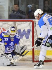 Čtvrtý zápas semifinále play off hokejové extraligy, HC Kometa Brno ? HC Plzeň 1929, 31. března v Brně. Plzeňský Radek Duda se snaží dostat puk, bránu střeží Jiří Trvaj, vpravo je Tomáš Žižka z Brna