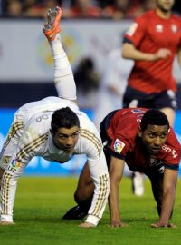 Osasuna&#039;s Roversio Rodrigues and Real Madrid&#039;s Cristiano Ronaldo  (L) fall during their Spanish first division soccer match at Reyno de Navarra stadium in Pamplona