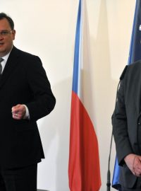 Předseda ODS a premiér Petr Nečas a místopředseda TOP 09 a ministr financí Miroslav Kalousek po jednání obou stran ke krizi ve vládě