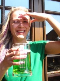 Kateřina Macháčková ochutnává speciální zelené pivo