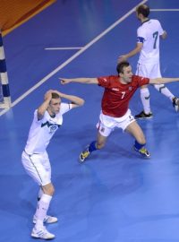 ČR - Slovinsko, odvetné barážové utkání futsalové kvalifikace MS. Autor vítězného gólu Lukáš Rešetár (v červeném) se raduje z postupu českého týmu na mistrovství světa