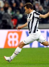 Juventus&#039; Alessandro Del Piero shoots and scores a free kick against Lazio during their Italian Serie A soccer match