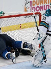 San Jose Sharks goalie Antti Niemi (R) looks back at St. Louis Blues center Vladimir Sobotka, who is upside down in the net, during their NHL Western Conference quarter-final playoff hockey game