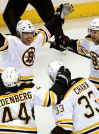 Hokejisté Bostonu se radují z gólu do sítě Washingtonu