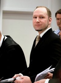 Norský atentátník Anders Behring Breivik před soudem hájil své útoky, při nichž před devíti měsíci pozabíjel 77 lidí.