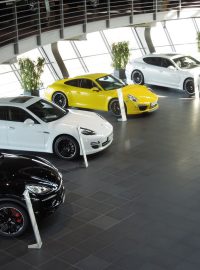 Expozice vozů Porsche ve výrobním závodě v  Lipsku