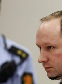 Anders Breivik poprvé nepozdravil vztyčenou pěstí