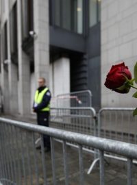 Růže před soudem v Oslu, kde se odehrává proces s Andersem Breivikem