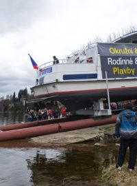 Ve Frýdavě spustili na Lipenskou přehradu výletní loď Adalbert Stifter