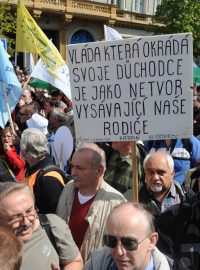 Protivládní demonstrace, kterou pořádají odbory a dvě desítky organizací a iniciativ v Praze