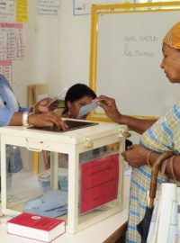 Žena ve volební místnosti na Guadelupu