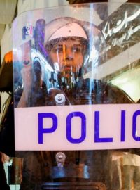 Policistka pořádkové jednotky střeží tržiště v hlavním městě